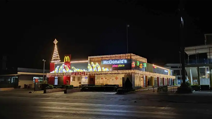 RANDOM SHOTS: Christmas at McDonald’s El Salvador City
