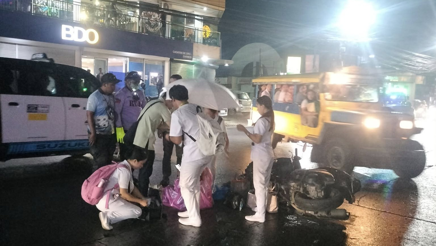 RANDOM SHOTS: Nursing students of Phinma-COC assist accident victim