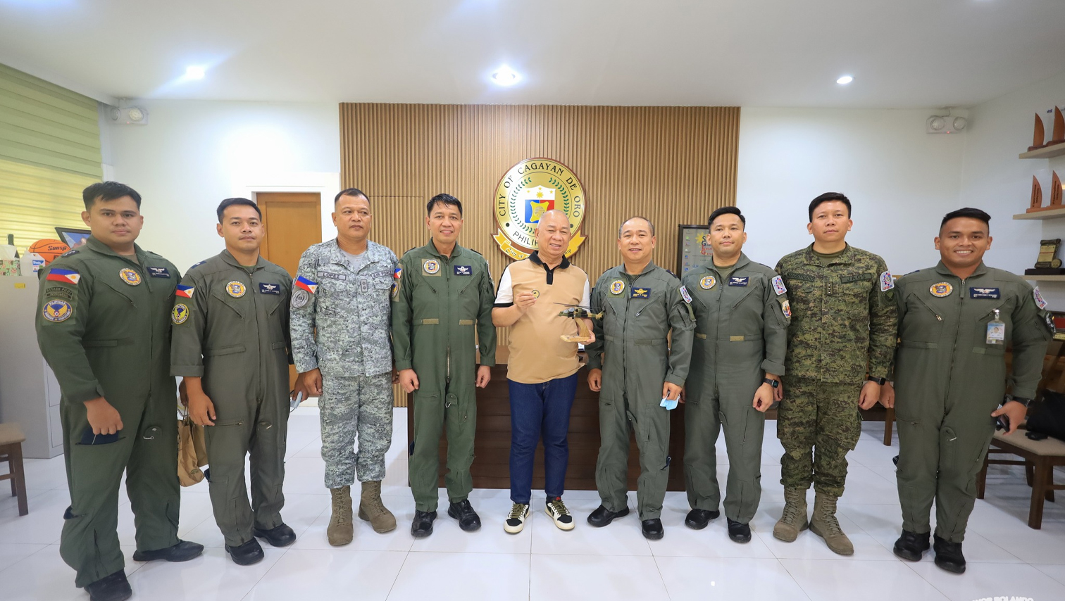 RANDOM SHOTS: City Hall welcomes courtesy visit from PAF’s 15th Strike Wing
