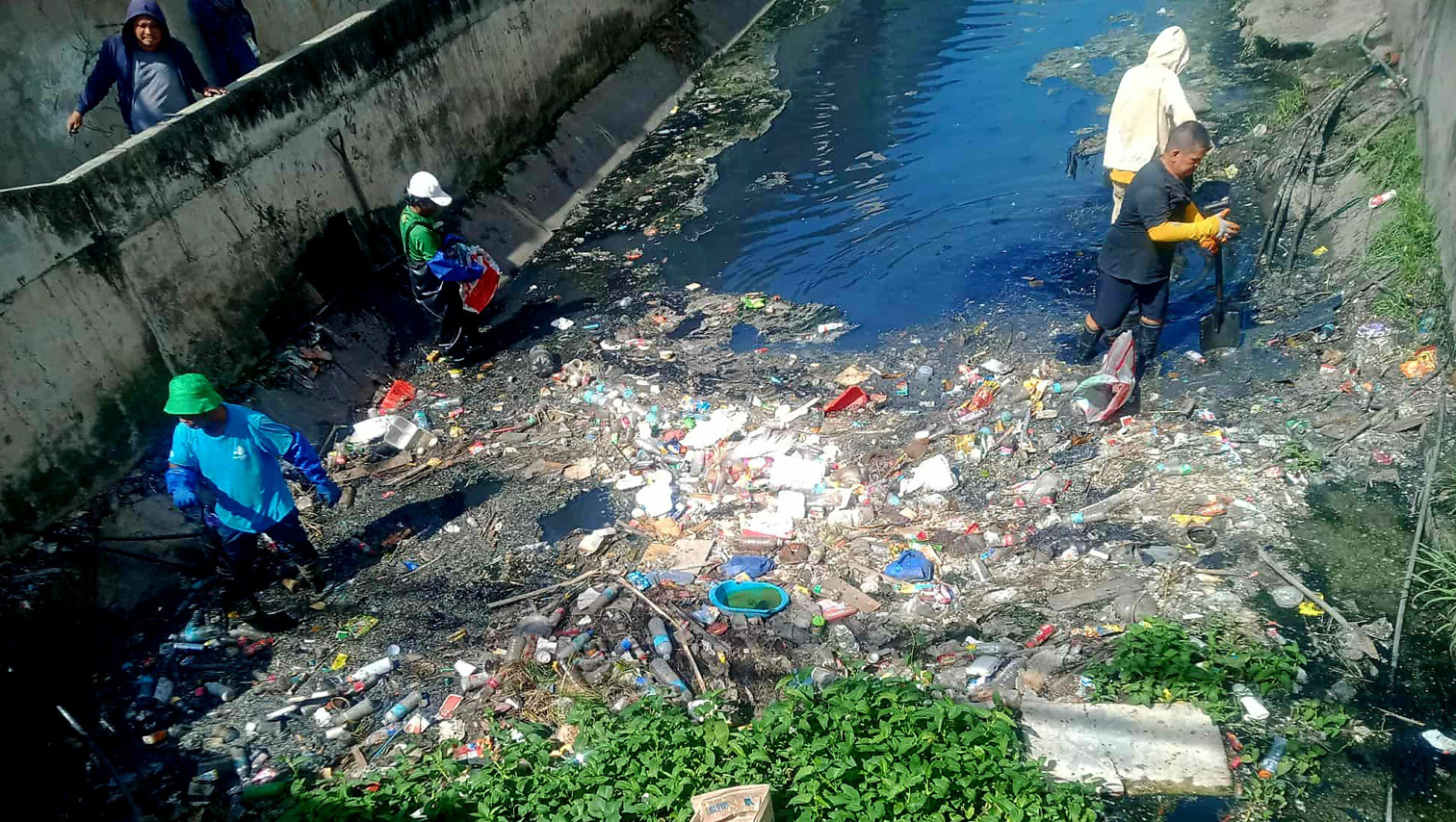 RANDOM SHOTS: Hapsay Sapa Team cleans up Bitan-ag Creek amid recurring trash buildup