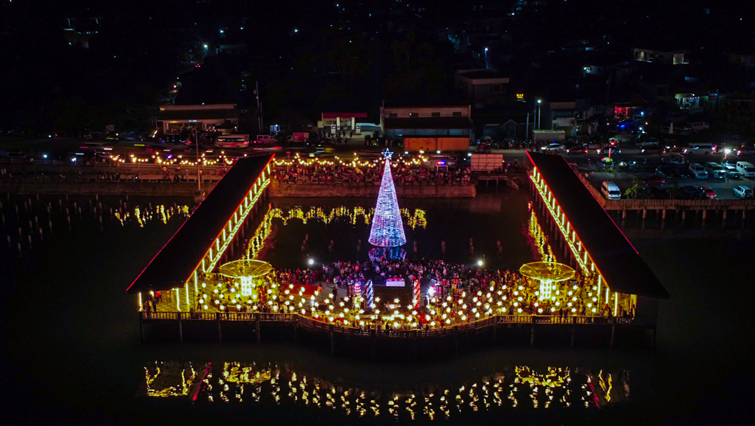 RANDOM SHOTS: Opol Boardwalk sparkles in its final Christmas light-up