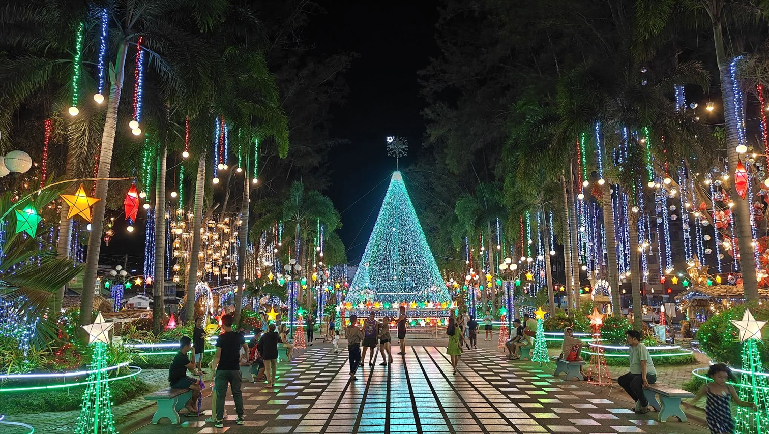 RANDOM SHOTS: Tree lights restored at J.P. Roa Park in Balingasag