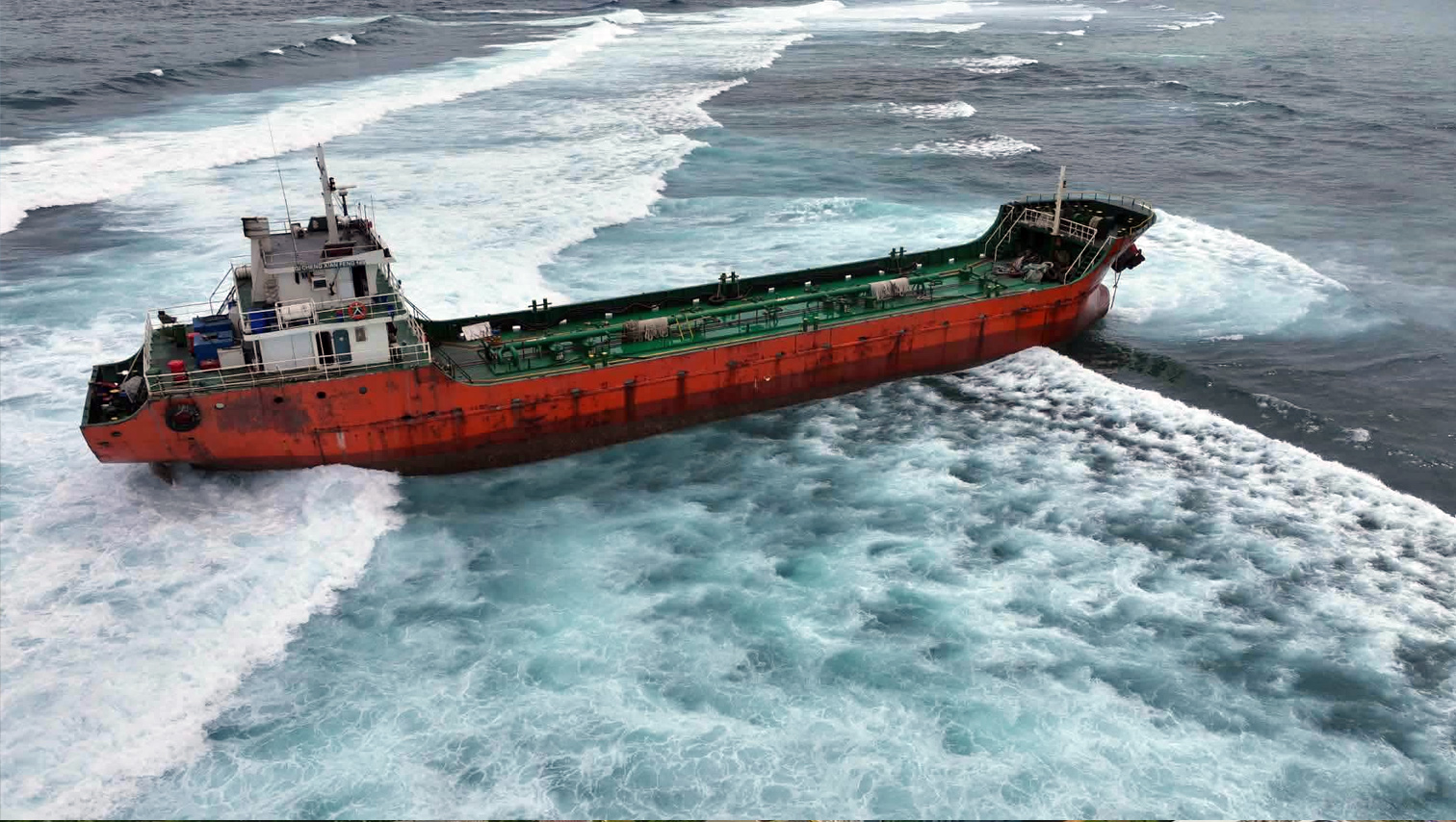 RANDOM SHOTS: Sea vessel running from Cagayan de Oro to Homonhon runs aground in Siargao